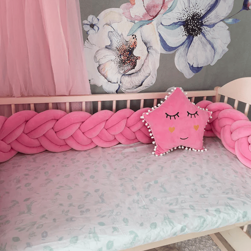 Focus sur la tour de lit tresse rose