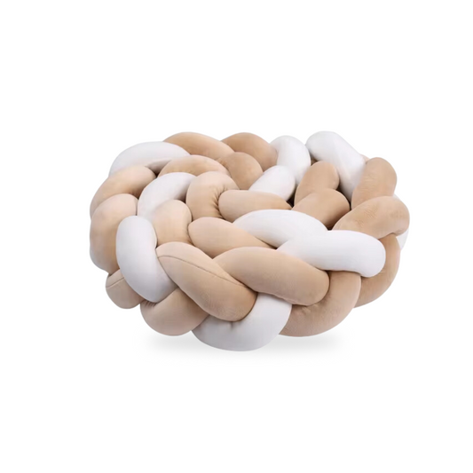 Beige-weiß geflochtene Bettumrandung